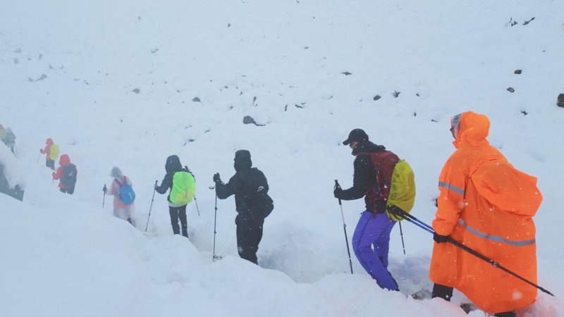 Trekker am 5. Oktober unterhalb des Mount Everest nach ungewöhnlich heftigen Schneefällen | Bild: Reuters/Geshuang Chen Trekker am 5. Oktober unterhalb des Mount Everest nach ungewöhnlich heftigen Schneefällen