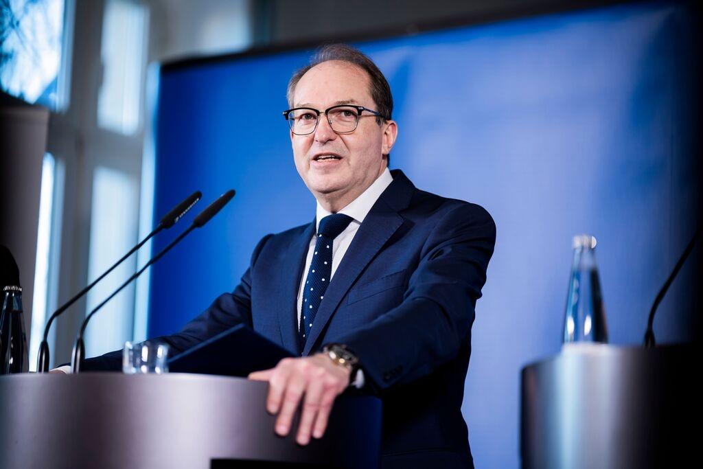 17.12.2025, Berlin: Alexander Dobrindt (CSU), Bundesinnenminister, äußert sich bei einer Pressekonferenz zur Eröffnung des Gemeinsamen Drohnenabwehrzentrums (GDAZ) von Bund und Ländern in der Bundespolizeidirektion 11. Um ein aktuelles bundesweites Lagebild zu erstellen und Abwehrmaßnahmen abzustimmen, eröffnen Vertreter von Bund und Ländern in Berlin ein gemeinsames Drohnenabwehrzentrum. In dem neuen Zentrum, das bei der Bundespolizei angesiedelt ist, sollen Vertreter der Sicherheitsbehörden, der Bundeswehr und der Nachrichtendienste mit am Tisch sitzen. Foto: Christoph Soeder/dpa +++ dpa-Bildfunk +++