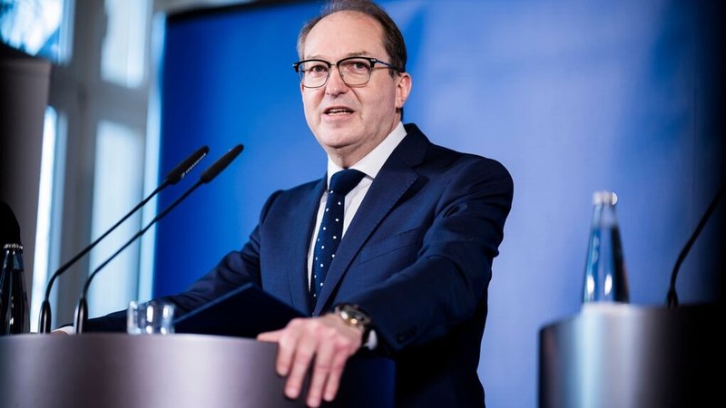 17.12.2025, Berlin: Alexander Dobrindt (CSU), Bundesinnenminister, äußert sich bei einer Pressekonferenz zur Eröffnung des Gemeinsamen Drohnenabwehrzentrums (GDAZ) von Bund und Ländern in der Bundespolizeidirektion 11. Um ein aktuelles bundesweites Lagebild zu erstellen und Abwehrmaßnahmen abzustimmen, eröffnen Vertreter von Bund und Ländern in Berlin ein gemeinsames Drohnenabwehrzentrum. In dem neuen Zentrum, das bei der Bundespolizei angesiedelt ist, sollen Vertreter der Sicherheitsbehörden, der Bundeswehr und der Nachrichtendienste mit am Tisch sitzen. Foto: Christoph Soeder/dpa +++ dpa-Bildfunk +++ | Bild: dpa-Bildfunk/Christoph Soeder 17.12.2025, Berlin: Alexander Dobrindt (CSU), Bundesinnenminister, äußert sich bei einer Pressekonferenz zur Eröffnung des Gemeinsamen Drohnenabwehrzentrums (GDAZ) von Bund und Ländern in der Bundespolizeidirektion 11. Um ein aktuelles bundesweites Lagebild zu erstellen und Abwehrmaßnahmen abzustimmen, eröffnen Vertreter von Bund und Ländern in Berlin ein gemeinsames Drohnenabwehrzentrum. In dem neuen Zentrum, das bei der Bundespolizei angesiedelt ist, sollen Vertreter der Sicherheitsbehörden, der Bundeswehr und der Nachrichtendienste mit am Tisch sitzen. Foto: Christoph Soeder/dpa +++ dpa-Bildfunk +++