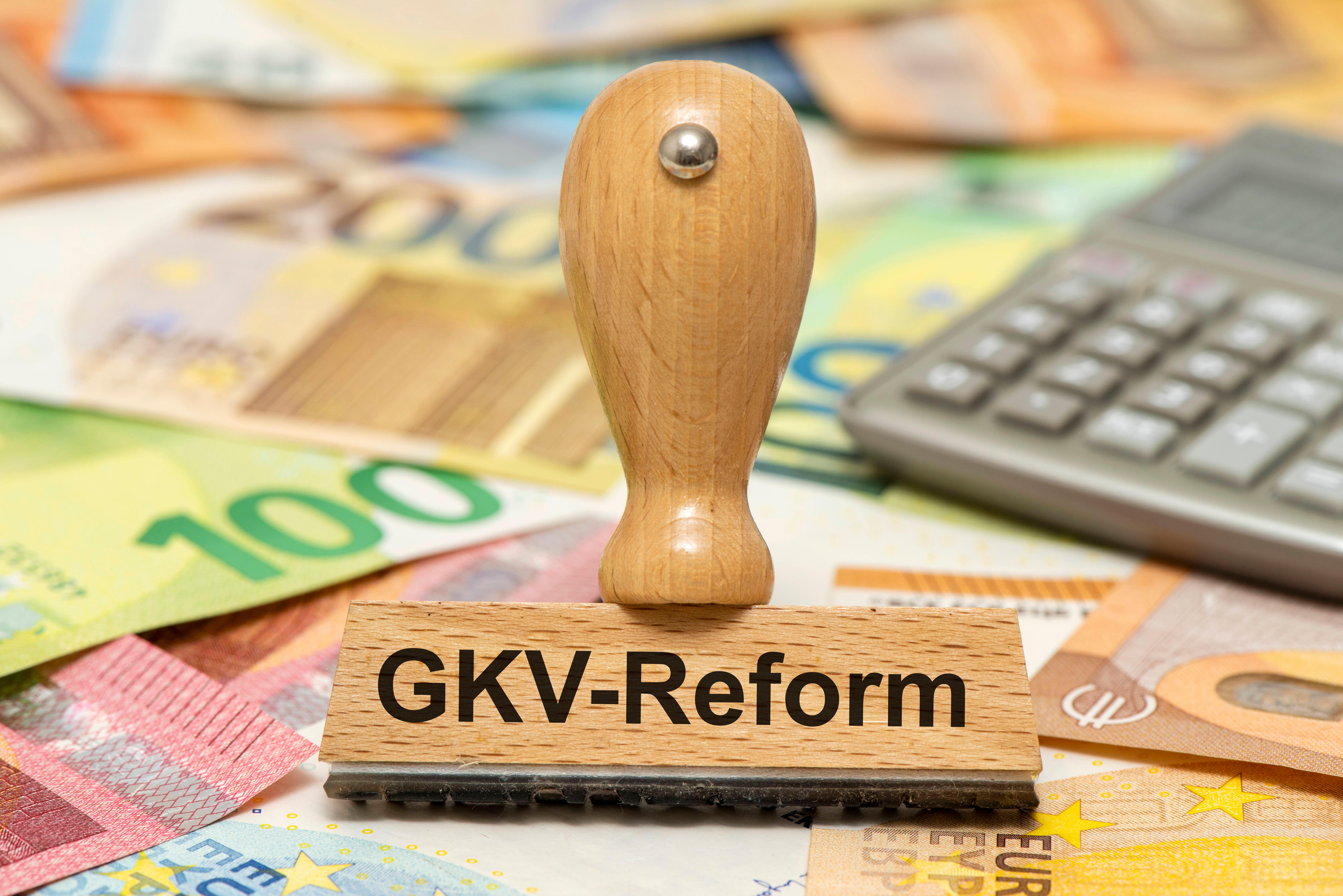 (Symbolbild) Ein Holzstempel ist beschriftet mit dem Aufdruck GKV-Reform als Symbol für notwendige Reformen im Gesundheitssystem.