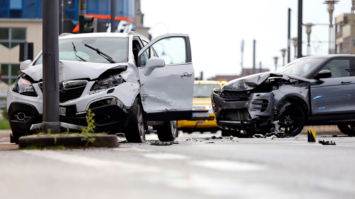 Zwei bei einem Unfall beschädigte Autos (Symbolbild)