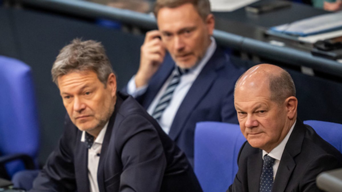 Archivbild: v. l. n. r. Wirtschaftsminister Robert Habeck (Grüne), Finanzminister Christian Lindner (FDP), Bundeskanzler Olaf Scholz (SPD)