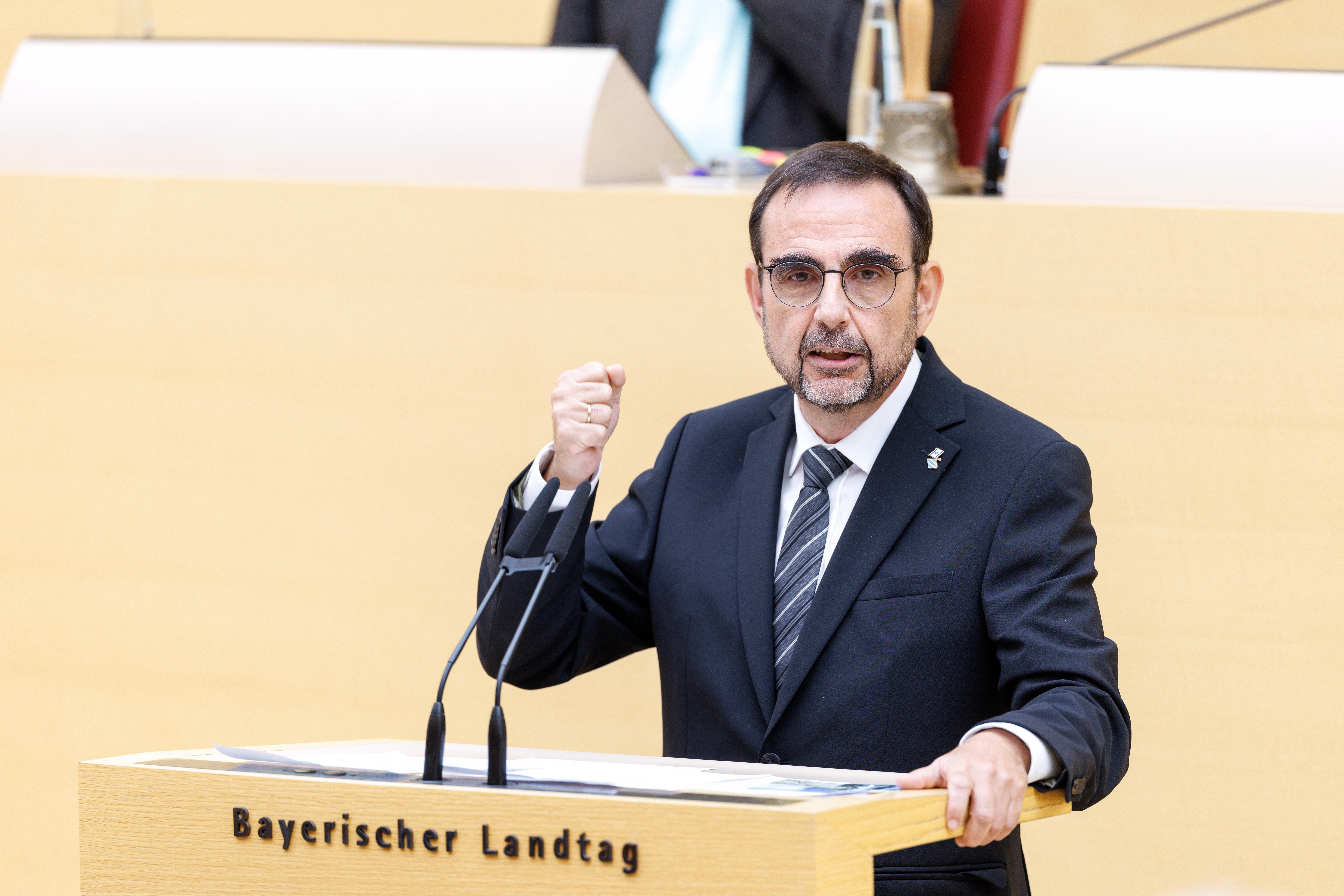 (Archivbild) Zu sehen ist Klaus Holetschek in einem Anzug. Er steht am Sprecherpult des Bayerischen Landtags. 