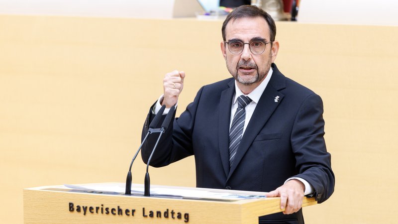 (Archivbild) Zu sehen ist Klaus Holetschek in einem Anzug. Er steht am Sprecherpult des Bayerischen Landtags. | Bild: picture alliance/dpa | Matthias Balk (Archivbild) Zu sehen ist Klaus Holetschek in einem Anzug. Er steht am Sprecherpult des Bayerischen Landtags.