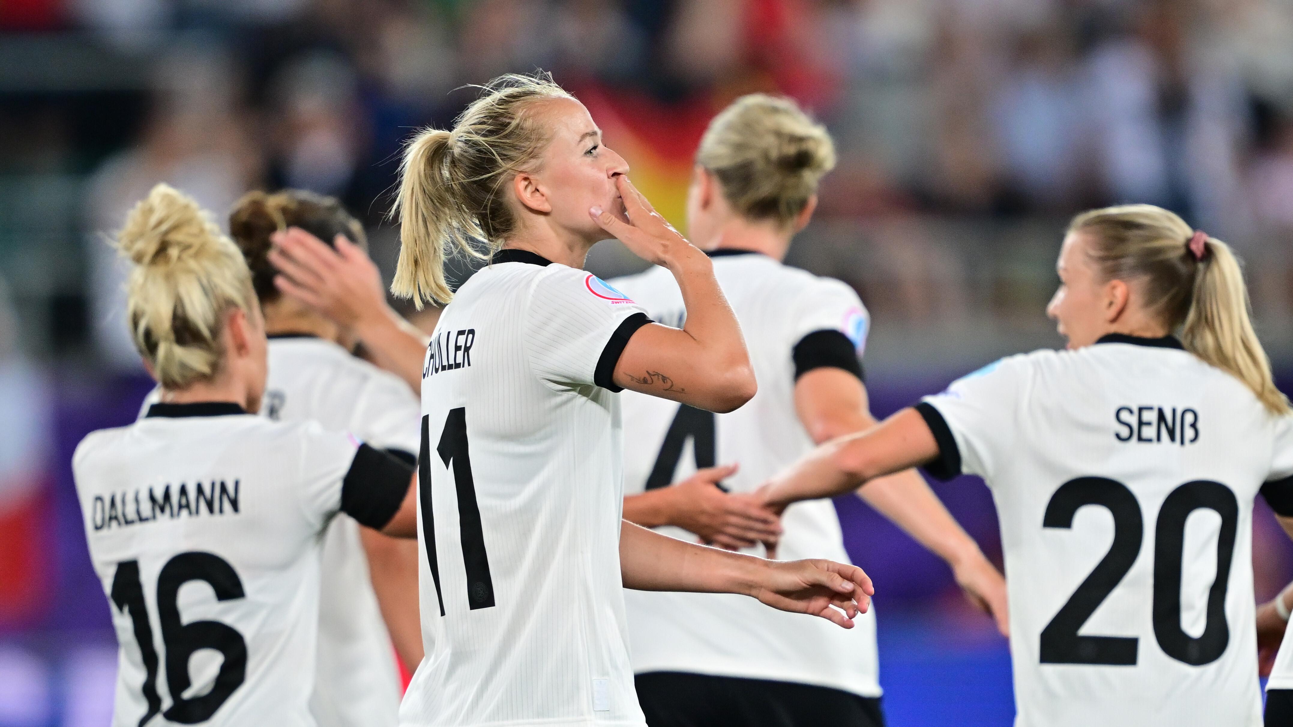 Lea Schüller (Mitte) und DFB-Frauen nach dem 2:0 gegen Polen
