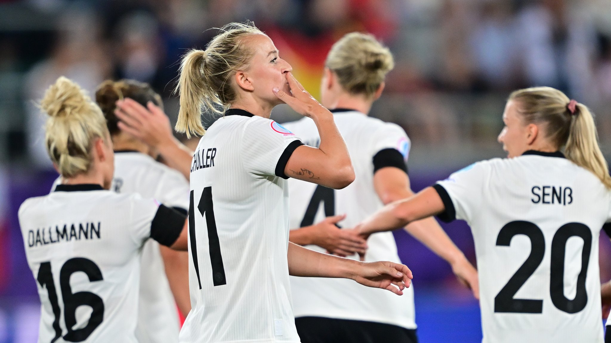 Lea Schüller (Mitte) und DFB-Frauen nach dem 2:0 gegen Polen
