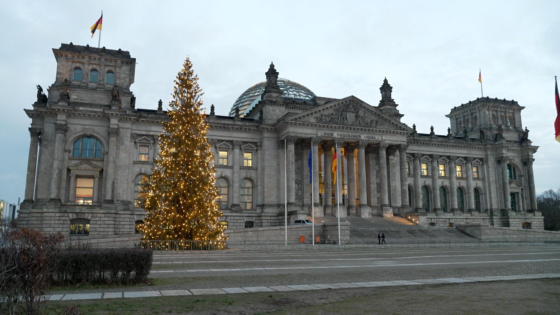 Blick auf den Sitz des Deutschen Bundestags im Winter: Das Reichstagsgebäude in Berlin.