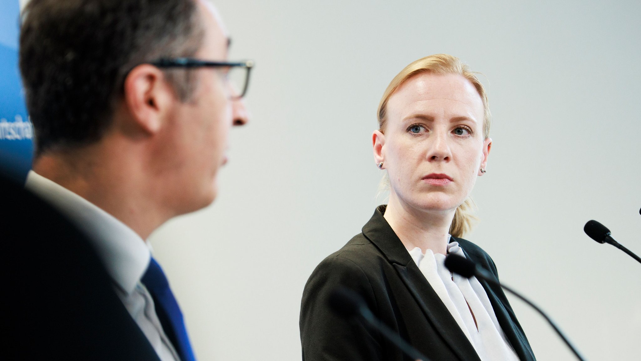 Ariane Kari (r), erste Tierschutzbeauftragte der Bundesregierung und Cem Özdemir (Grüne), Bundesminister für Ernährung und Landwirtschaft