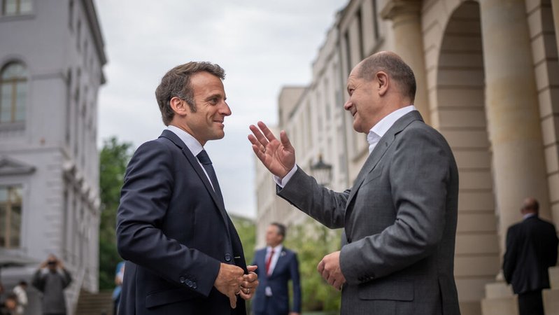 Bundeskanzler Olaf Scholz begrüßt Emmanuel Macron, Präsident von Frankreich, vor einem gemeinsamen Abendessen in einem Sterne-Restaurant in Potsdam, der Wahlheimat des Kanzlers (Archivbild).