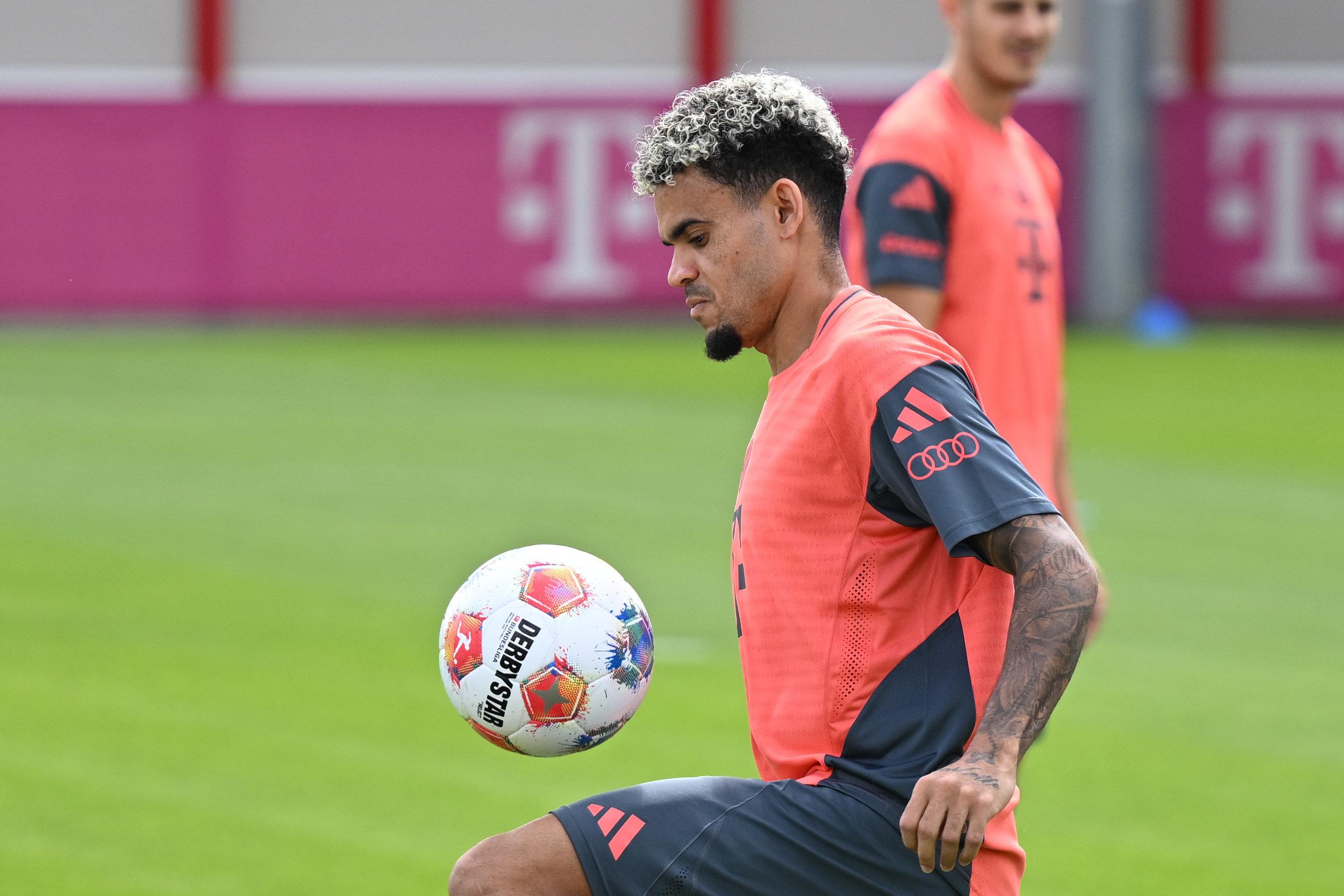 dpatopbilder - 31.07.2025, Bayern, München: Fußball: Bundesliga, Trainingsauftakt FC Bayern München. Bayerns Neuzugang Luis Díaz jongliert den Ball. Foto: Harry Langer/dpa +++ dpa-Bildfunk +++