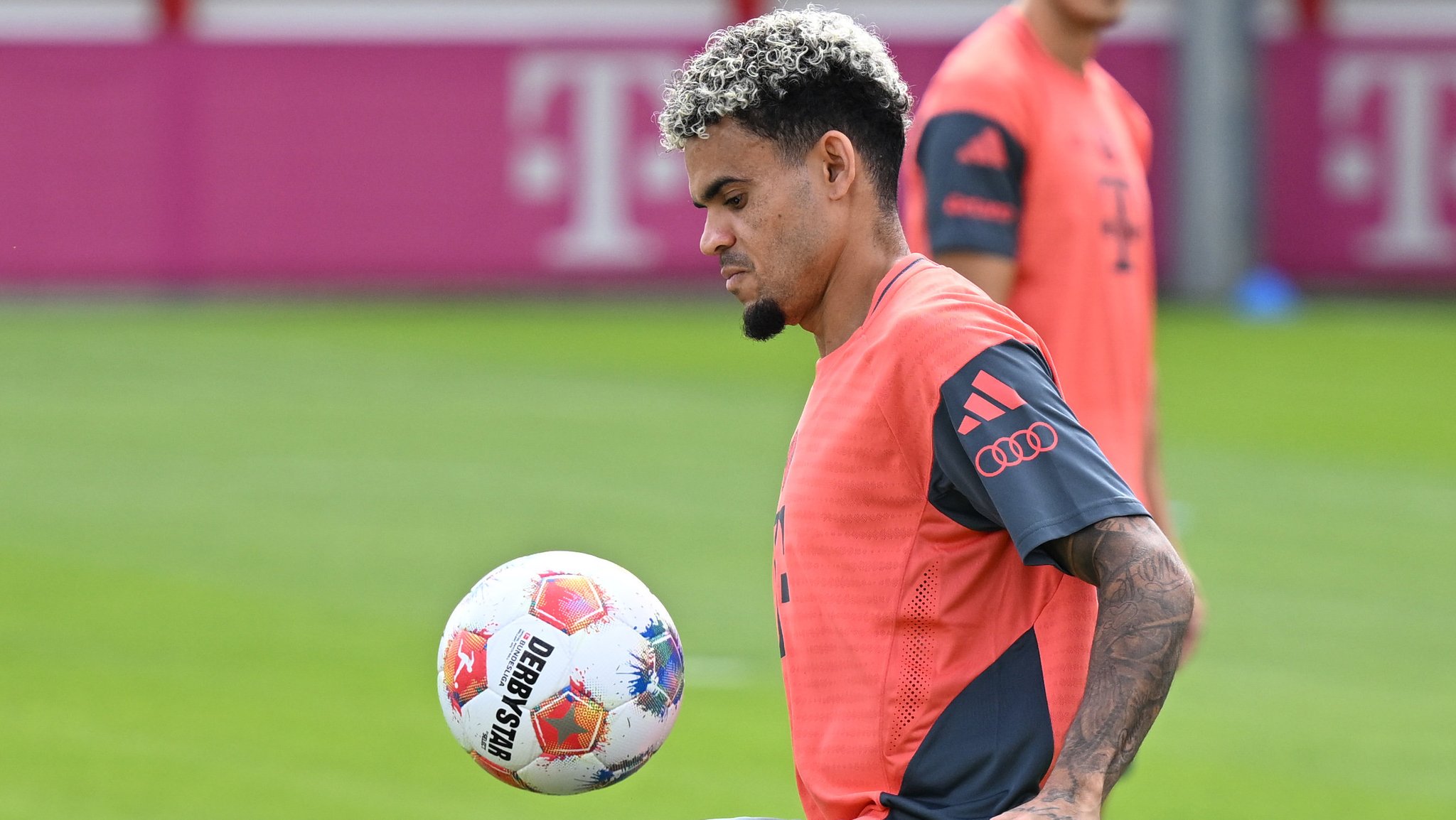 dpatopbilder - 31.07.2025, Bayern, München: Fußball: Bundesliga, Trainingsauftakt FC Bayern München. Bayerns Neuzugang Luis Díaz jongliert den Ball. Foto: Harry Langer/dpa +++ dpa-Bildfunk +++