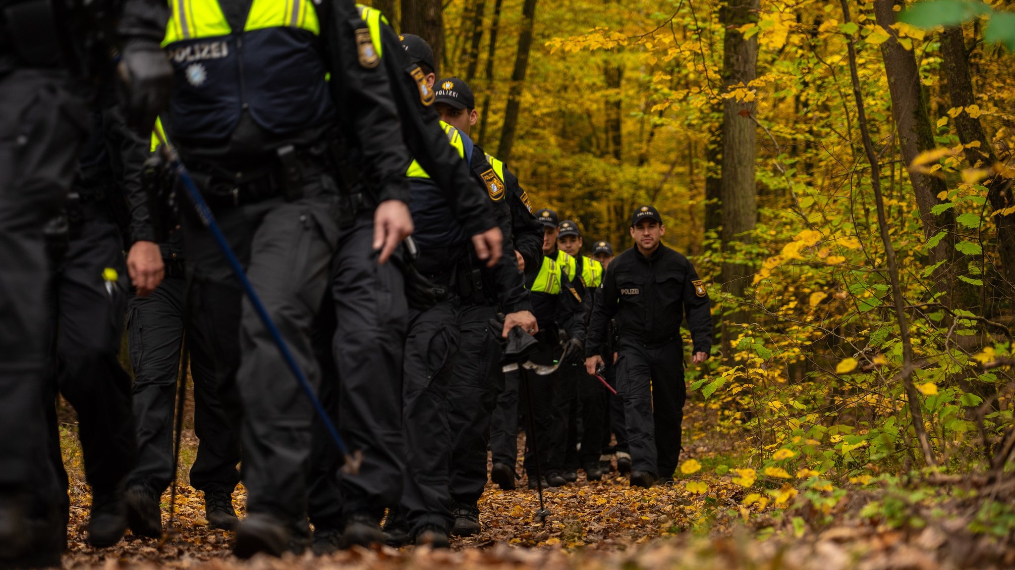 Polizisten suchen im Wald nach der getöteten Katina K. (Archivbild) | Bild: NEWS5 / Ferdinand Merzbach Polizisten suchen im Wald nach der getöteten Katina K. (Archivbild)