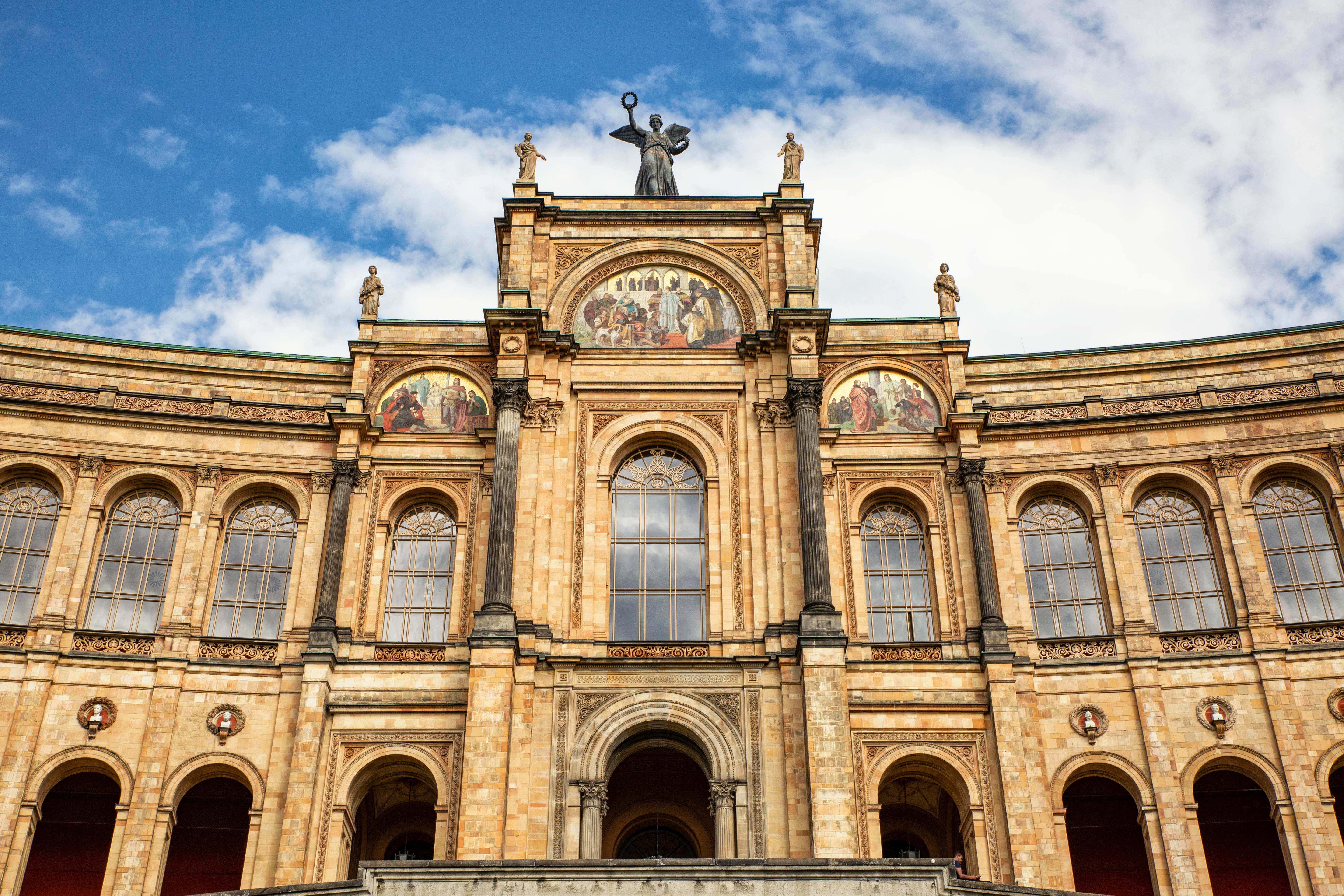 Wolken über dem Maximilianeum