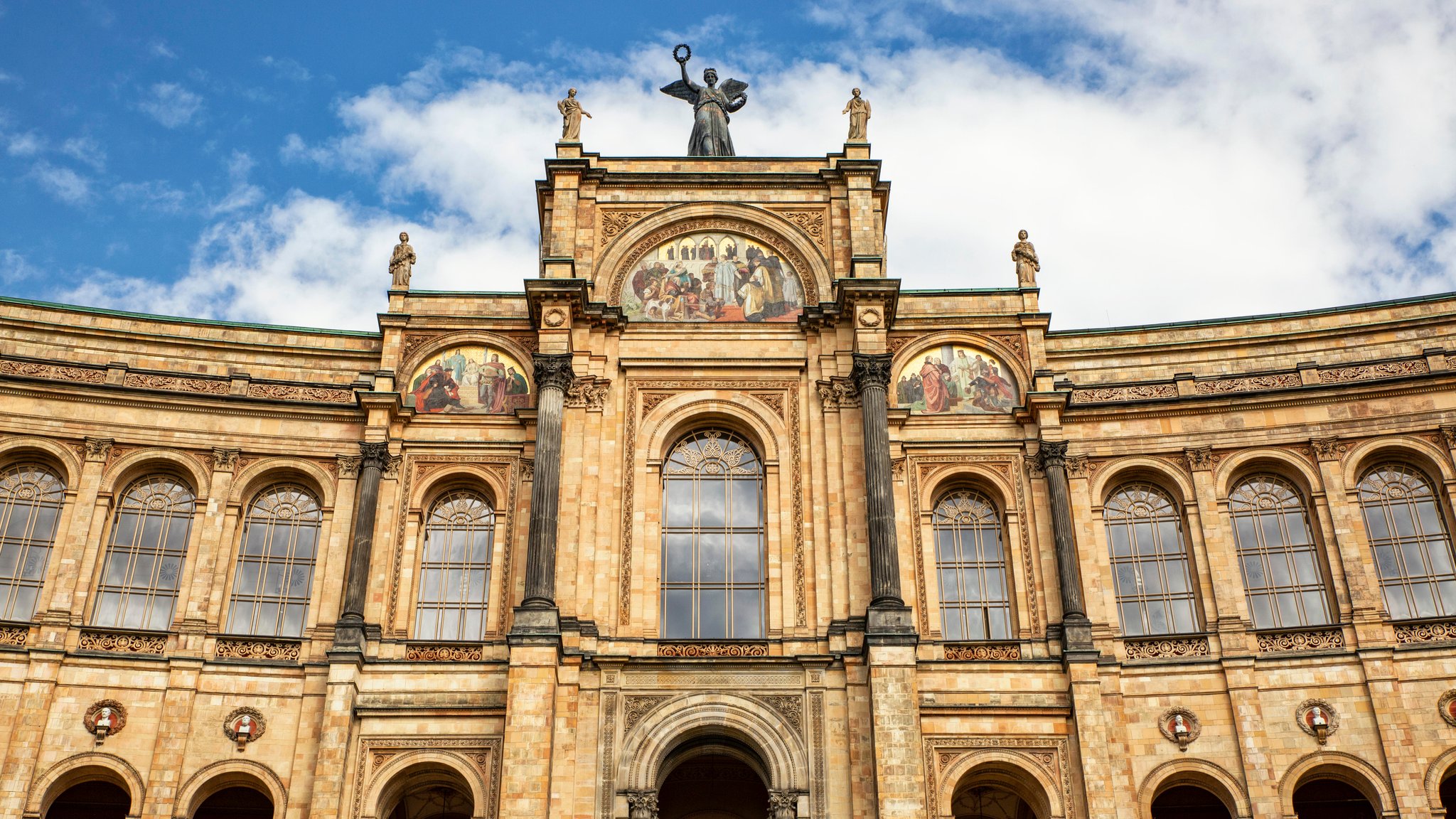 Wolken über dem Maximilianeum