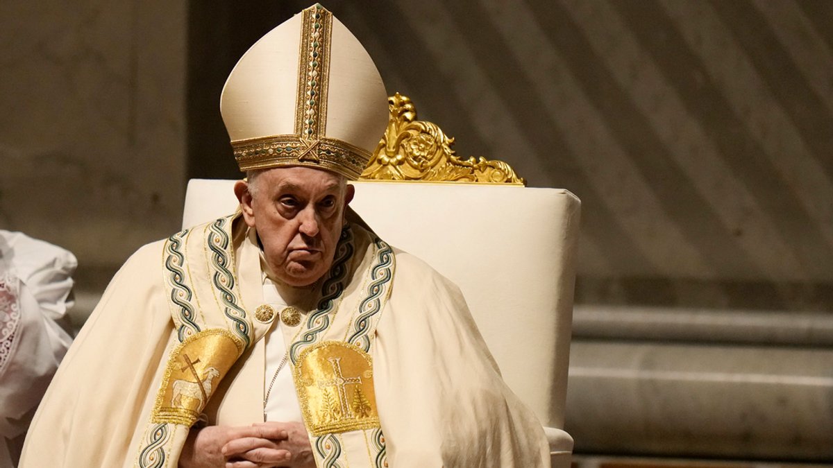 Papst Franziskus leitete die Osternachtfeier im Petersdom. 