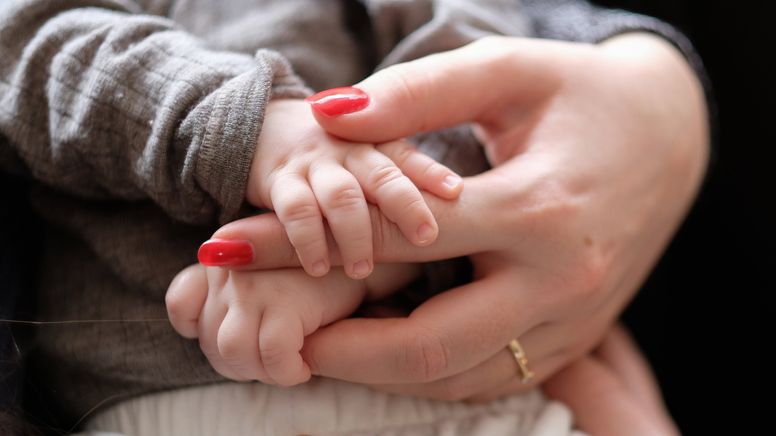 Eine Frau hält ein zwei Monate altes Baby im Arm (Symbolbild) | Bild:dpa-Bildfunk/Bernd Weißbrod