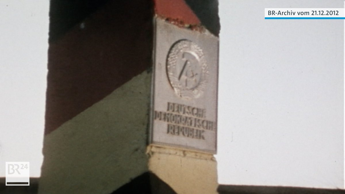 Symbol Hammer und Sichel und darunter Schrift Deutsche Demokratische Republik