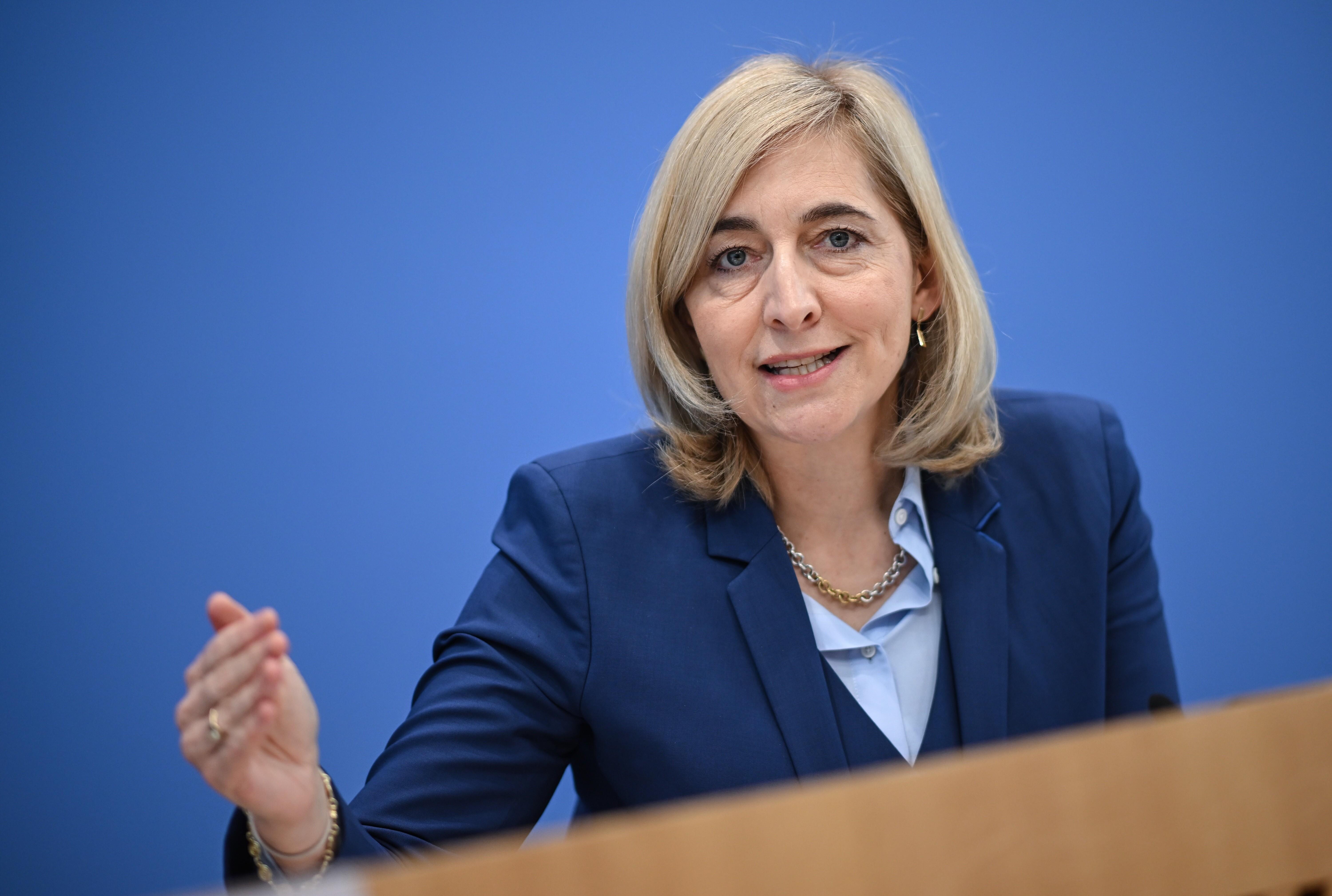 Nina Warken (CDU), Bundesministerin für Gesundheit, spricht bei einer Pressekonferenz zur Übergabe der Empfehlungen der Finanzkommission Gesundheit zur Stabilisierung der Beitragssätze der gesetzlichen Krankenversicherung.  Aufnahmedatum 30.03.2026