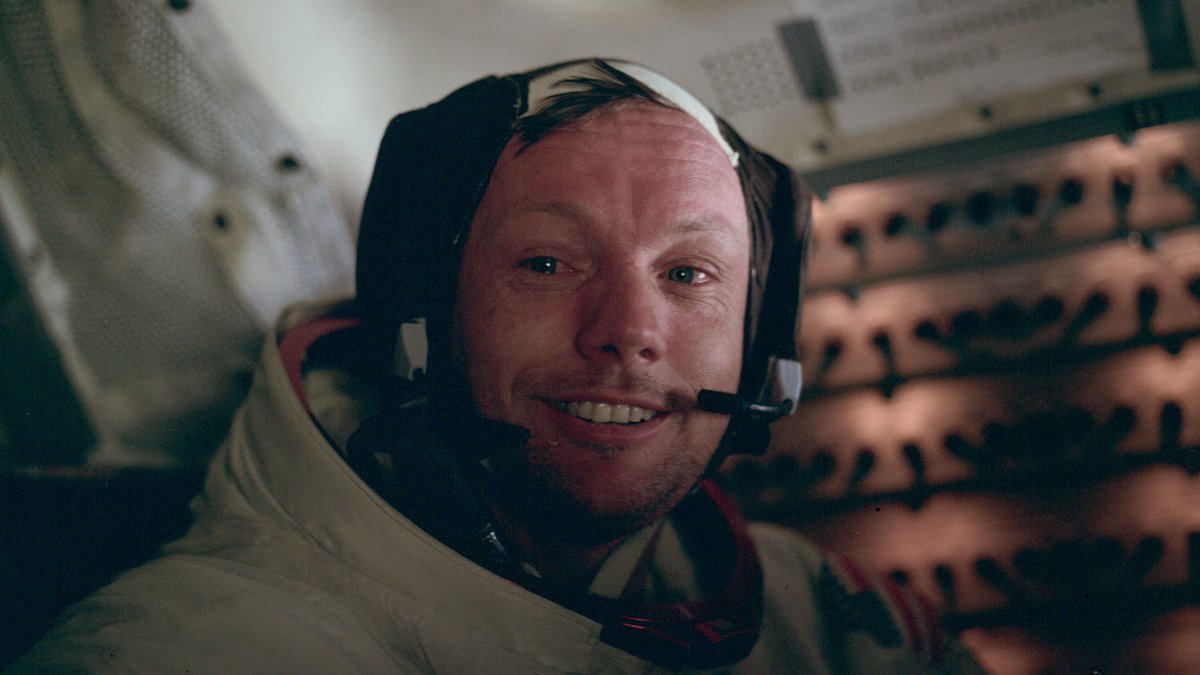 Nach nur zweieinhalb Stunden ist der Außeneinsatz auf dem Mond beendet. Wieder an Bord des Eagle entsteht dieses Bild von Armstrong.