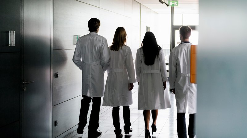Junge Ärzte und Ärztinnen in Klinik | Bild: picture alliance / Westend61 | Buero Monaco Junge Ärzte und Ärztinnen in Klinik