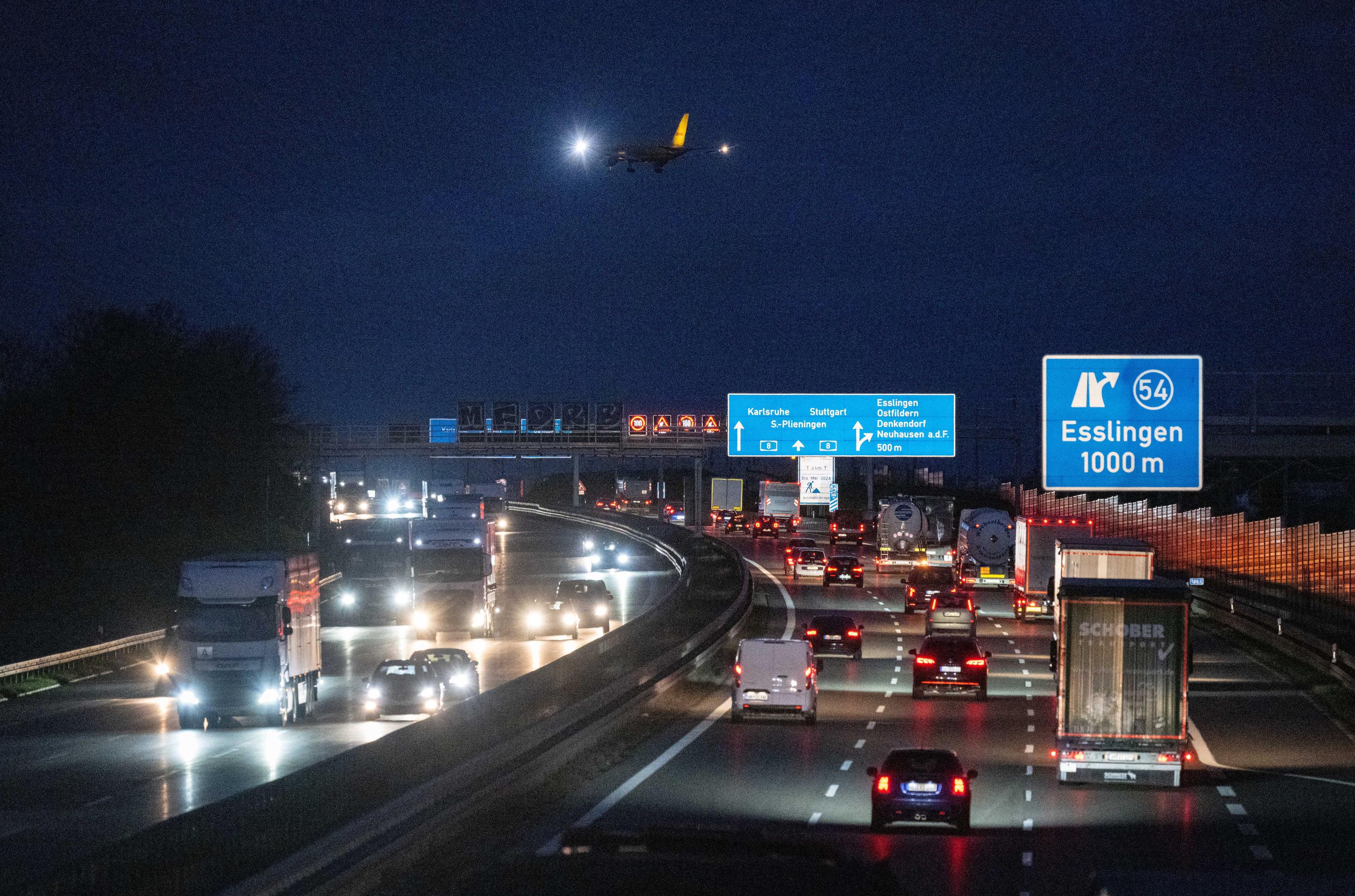 Ein Flugzeug im Landeanflug ist über der A8 zu sehen.
