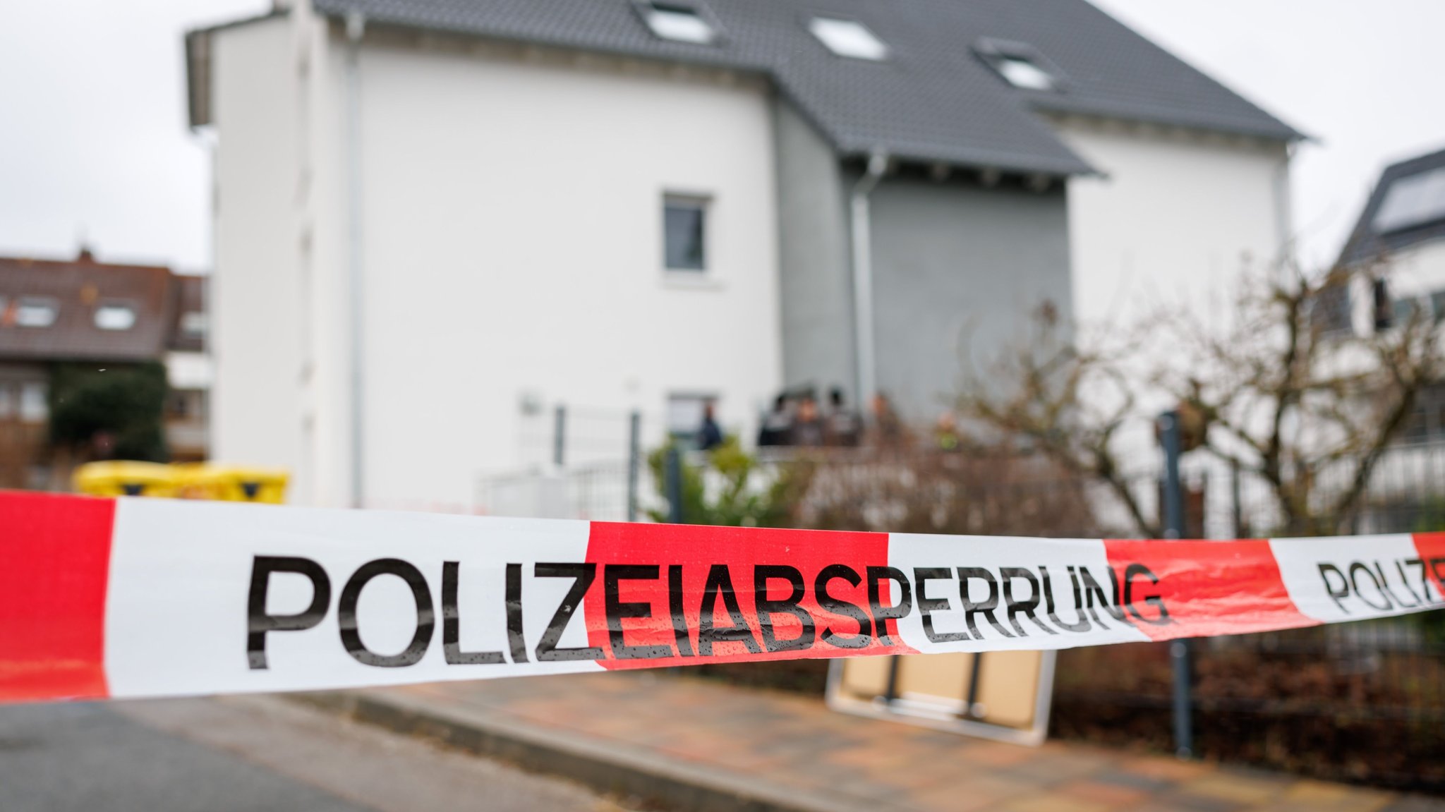 (Archivbild vom Februar 2025) "Polizeiabsperrung" steht auf einem Absperrband, das den Tatort des Messerangriffs in Heilsbronn absperrt. | Bild: Bildrechte: picture alliance/dpa | Daniel Karmann (Archivbild vom Februar 2025) "Polizeiabsperrung" steht auf einem Absperrband, das den Tatort des Messerangriffs in Heilsbronn absperrt.