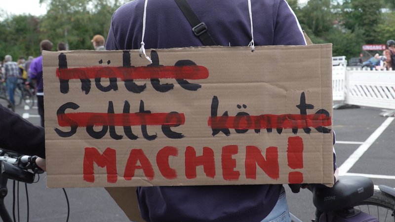 "Machen!" - Schild bei Würzburger Fridays for Future-Demonstration