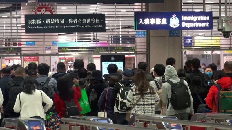 Nach der Öffnung der chinesischen Grenzen sind am Sonntag einige Zehntausend Reisende aus Hongkong nach China geströmt.