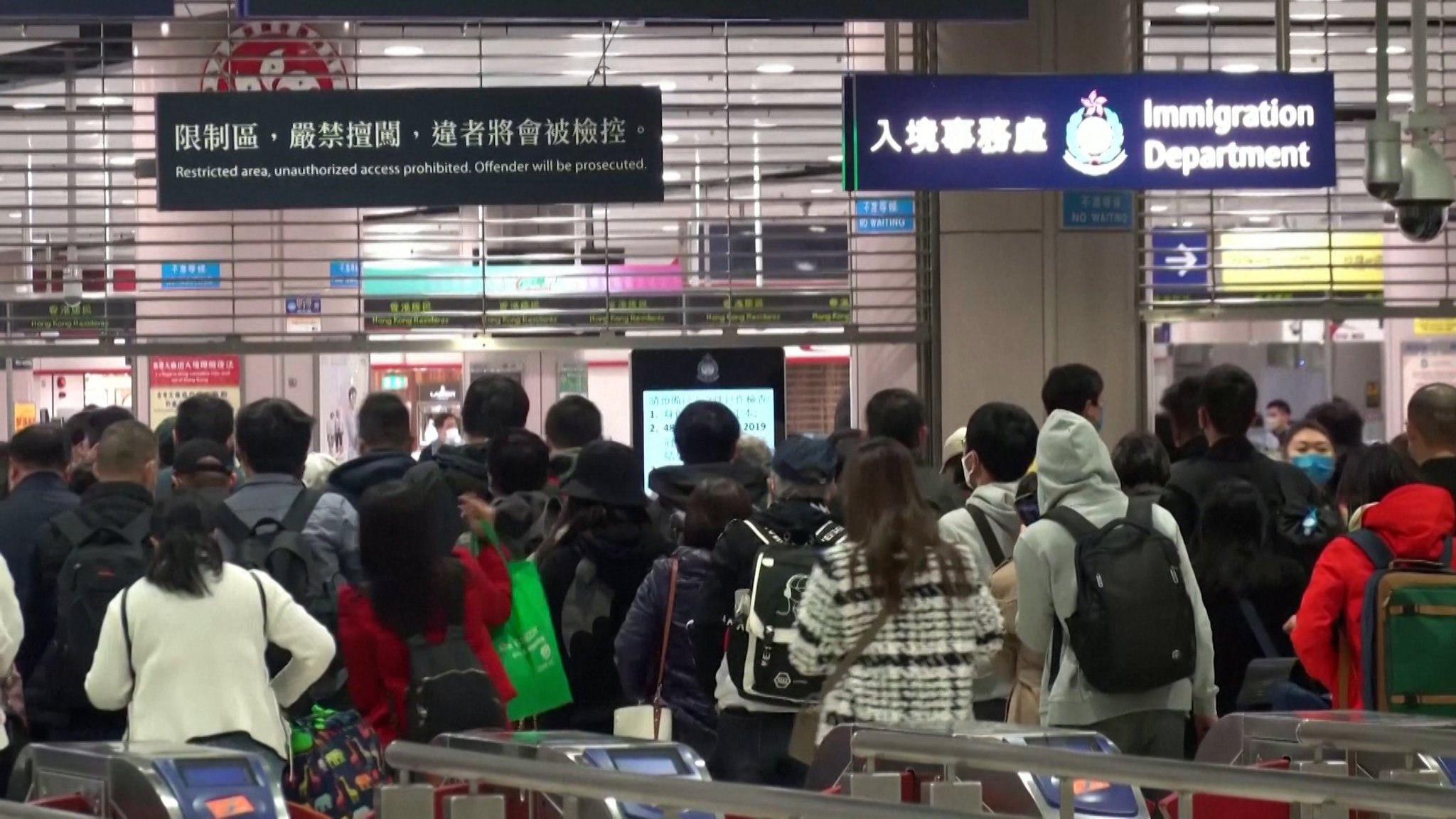 Nach der Öffnung der chinesischen Grenzen sind am Sonntag einige Zehntausend Reisende aus Hongkong nach China geströmt.