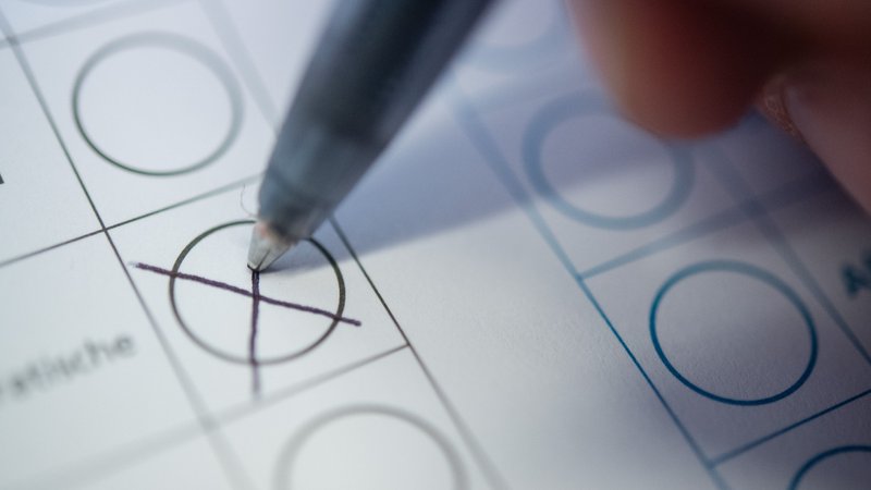 Mit einem Stift wird ein Kreuz auf einem Wahlkampfzettel gemacht. | Bild: dpa-Bildfunk/Sebastian Gollnow Mit einem Stift wird ein Kreuz auf einem Wahlkampfzettel gemacht.