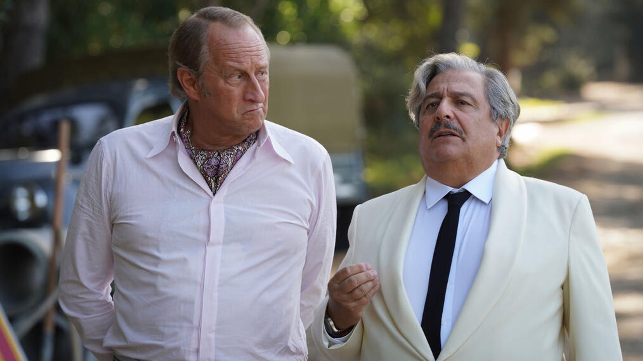 Christian Clavier (r.) stolpert in "Mord in St. Tropez" als Inspektor Boulin von einem Schlamassel in den nächsten, (Filmszene).