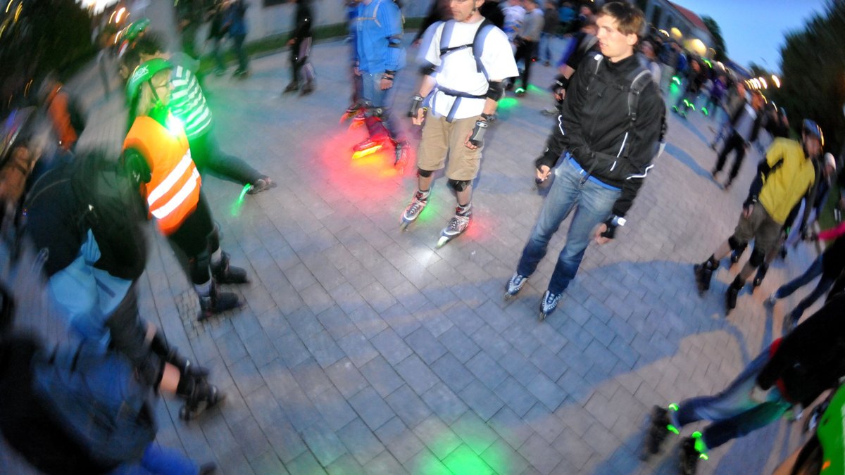 Teilnehmer der Blade Night fahren in München mit ihren Inline-Skates. (Archivbild)
