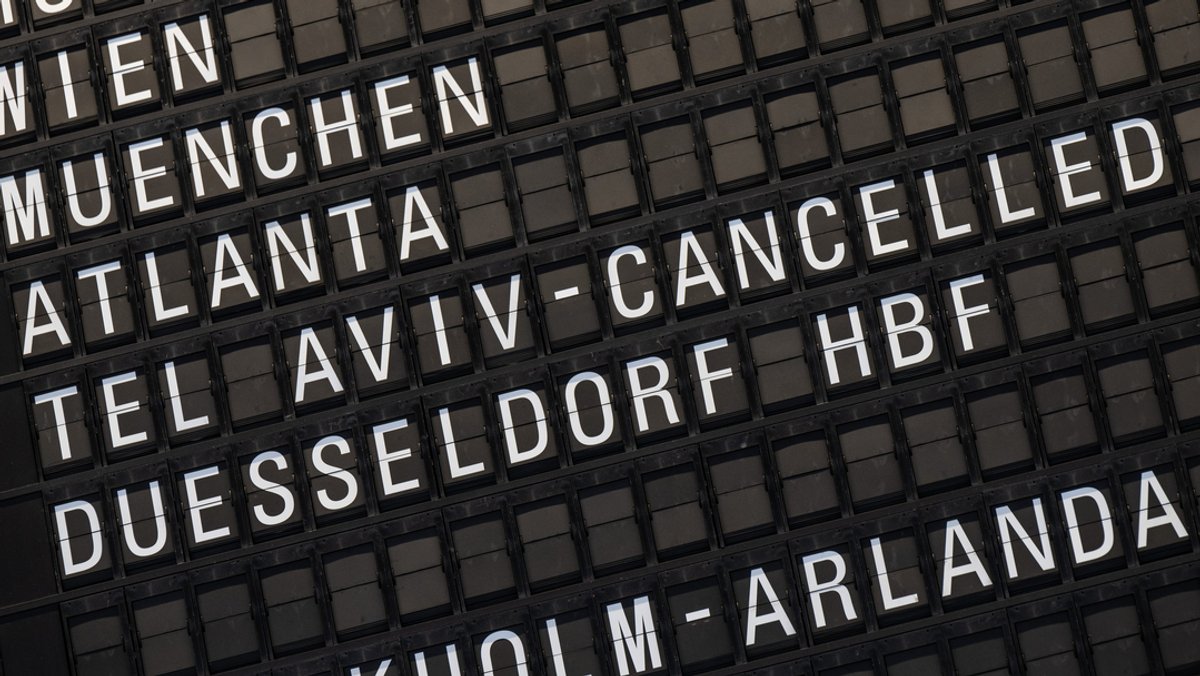 Symbolbild: Die Anzeige am Flughafen Frankfurt zeigt, dass ein Flug nach Tel Aviv abgesagt (cancelled) wurde. (Archiv 12.10.23)