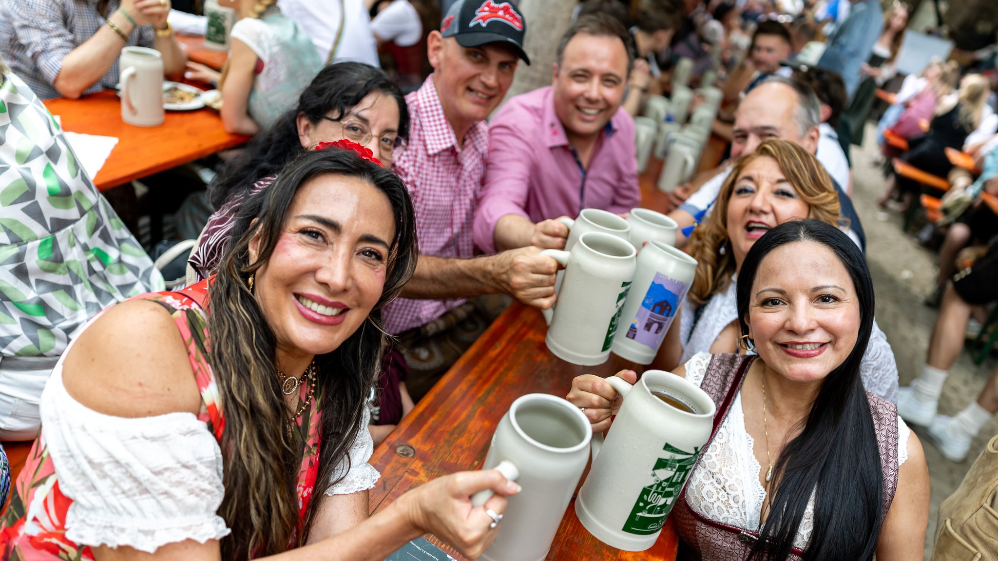 Besucher der Erlanger Bergkirchweih stoßen mit Bierkrügen an. | Bild: picture alliance/dpa | Daniel Karmann Besucher der Erlanger Bergkirchweih stoßen mit Bierkrügen an.