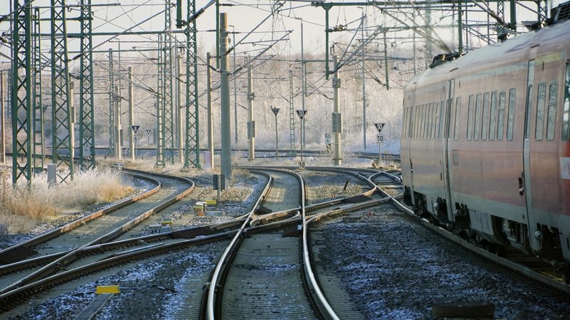 Symbolbild: Ein Zug der Deutschen Bahn und Schienen. | Bild: picture alliance / CHROMORANGE | Elke Münzel Symbolbild: Ein Zug der Deutschen Bahn und Schienen.