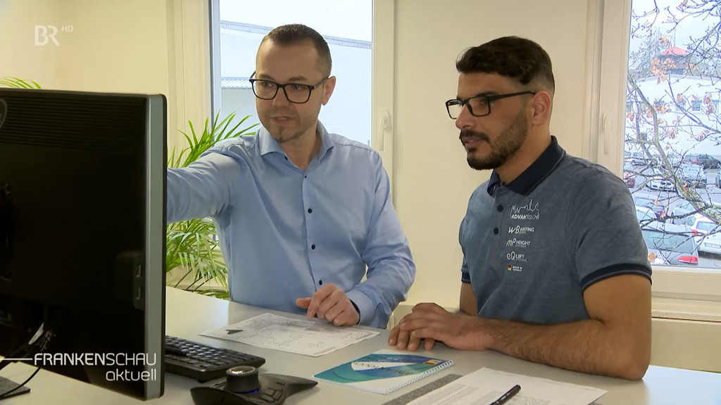 Sebastian Degen und ein Mitarbeiter. | Bild: BR Sebastian Degen und ein Mitarbeiter.