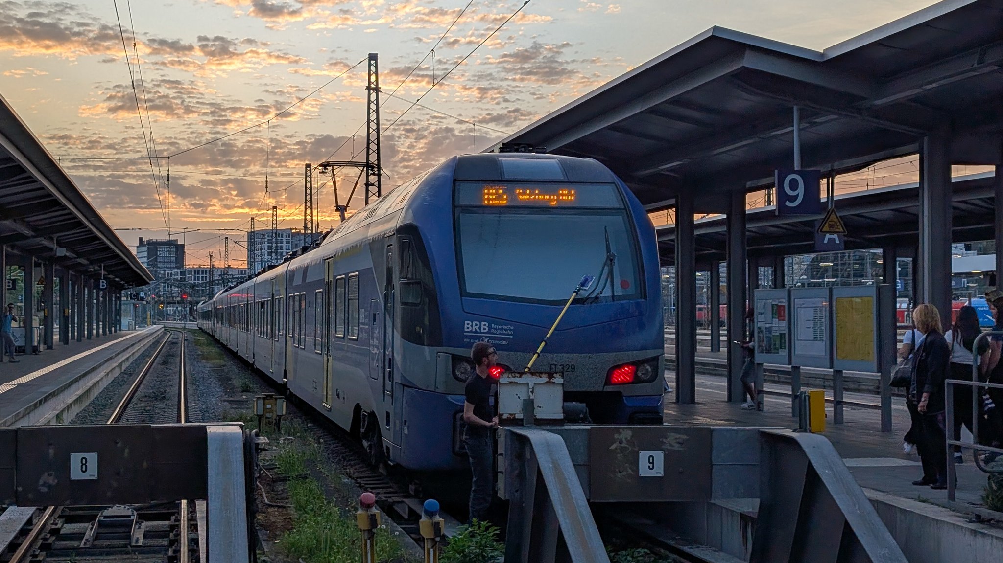 Ein Bahnmitarbeiter reinigt die Scheibe eines Zugs der BRB im Münchner Hbf. | Bild: picture alliance / NurPhoto | Michael Nguyen Ein Bahnmitarbeiter reinigt die Scheibe eines Zugs der BRB im Münchner Hbf.