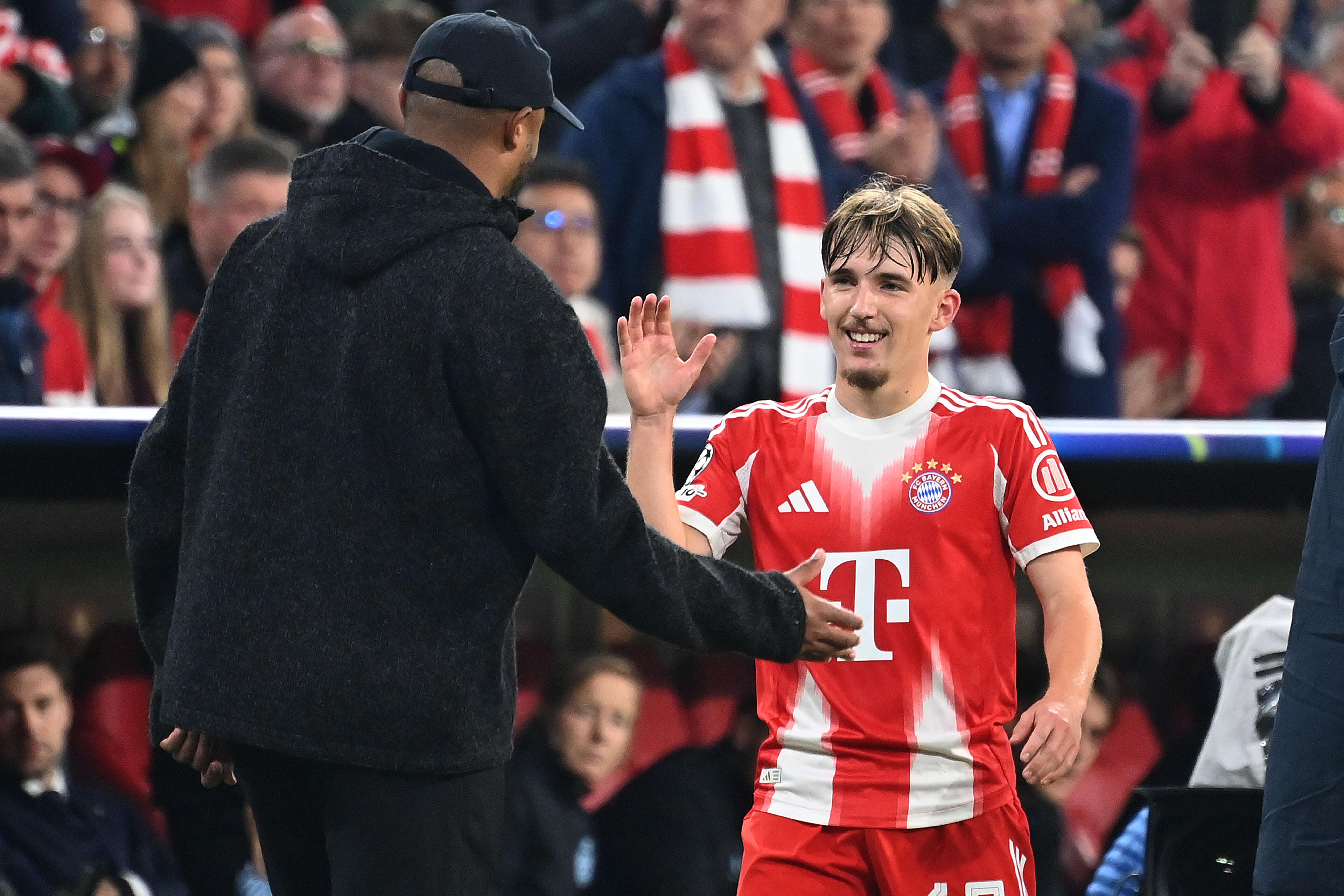 Trainer Vincent Kompany mit Lennart Karl