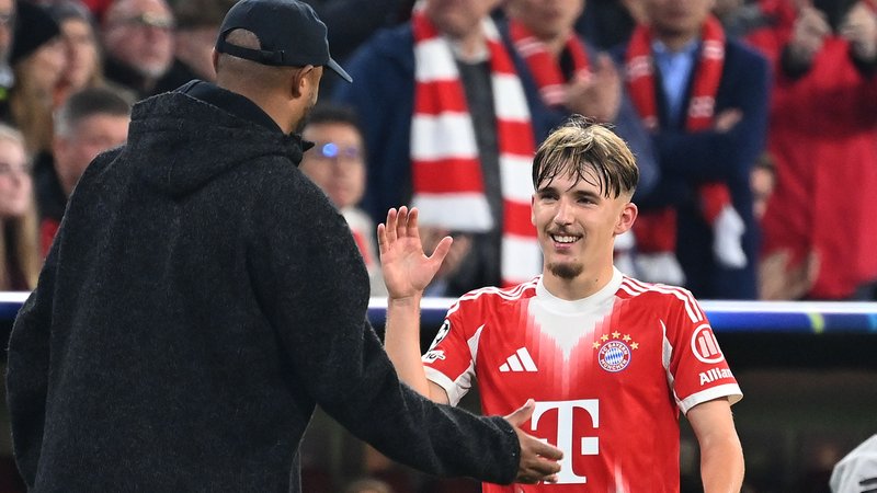 Trainer Vincent Kompany mit Lennart Karl | Bild: picture alliance / SvenSimon | Frank Hoermann/SVEN SIMON Trainer Vincent Kompany mit Lennart Karl