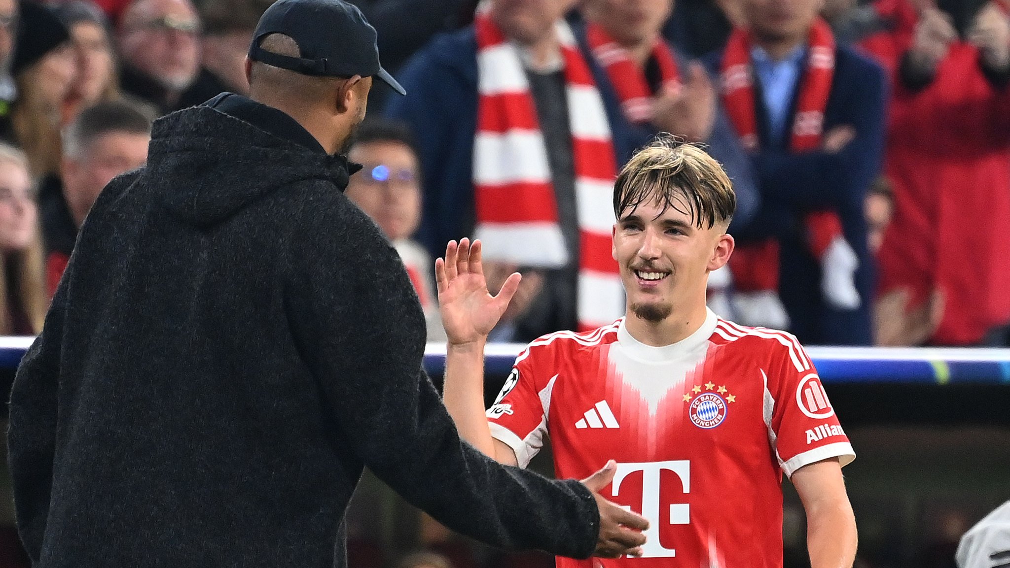 Trainer Vincent Kompany mit Lennart Karl