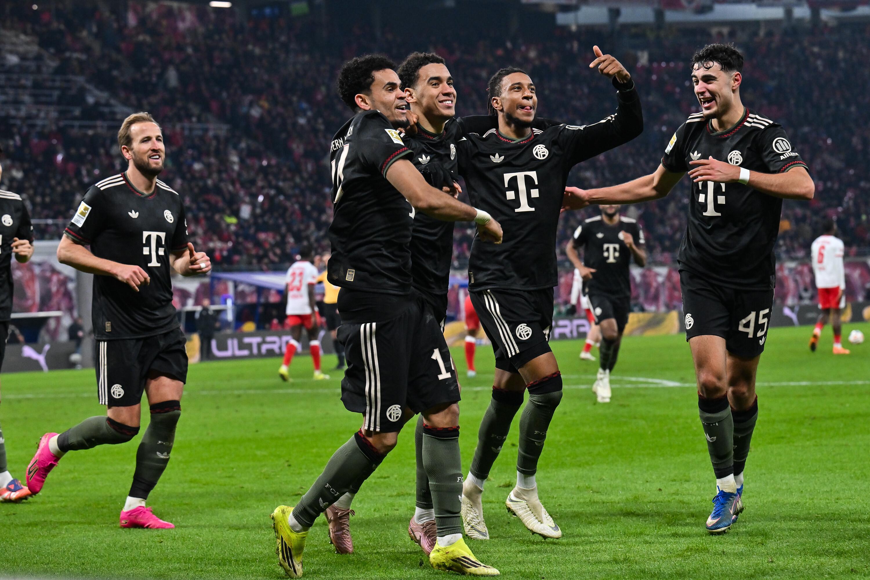 Jubel Luis Diaz, Jamal Musiala, Michael Olise und Aleksandar Pavlovic