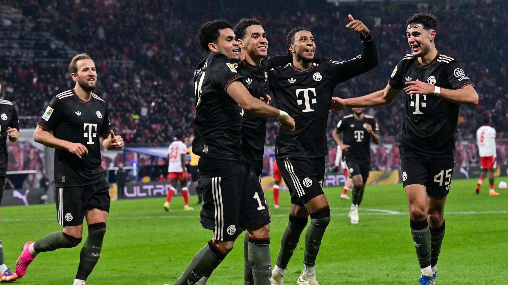 Jubel Luis Diaz, Jamal Musiala, Michael Olise und Aleksandar Pavlovic | Bild: picture alliance / BEAUTIFUL SPORTS | Goldberg Jubel Luis Diaz, Jamal Musiala, Michael Olise und Aleksandar Pavlovic