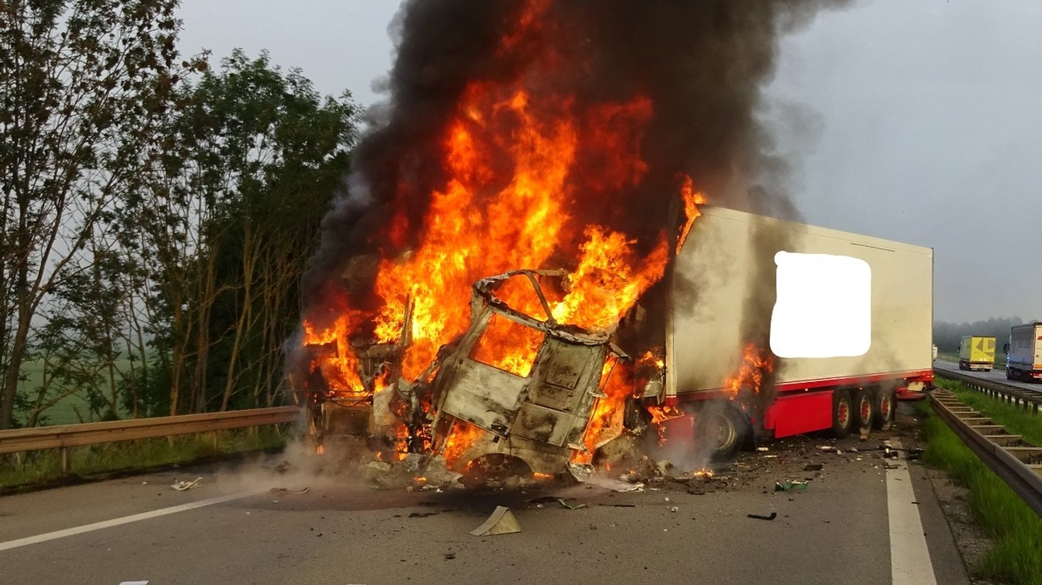 Der brennende Lkw auf der Fahrbahn