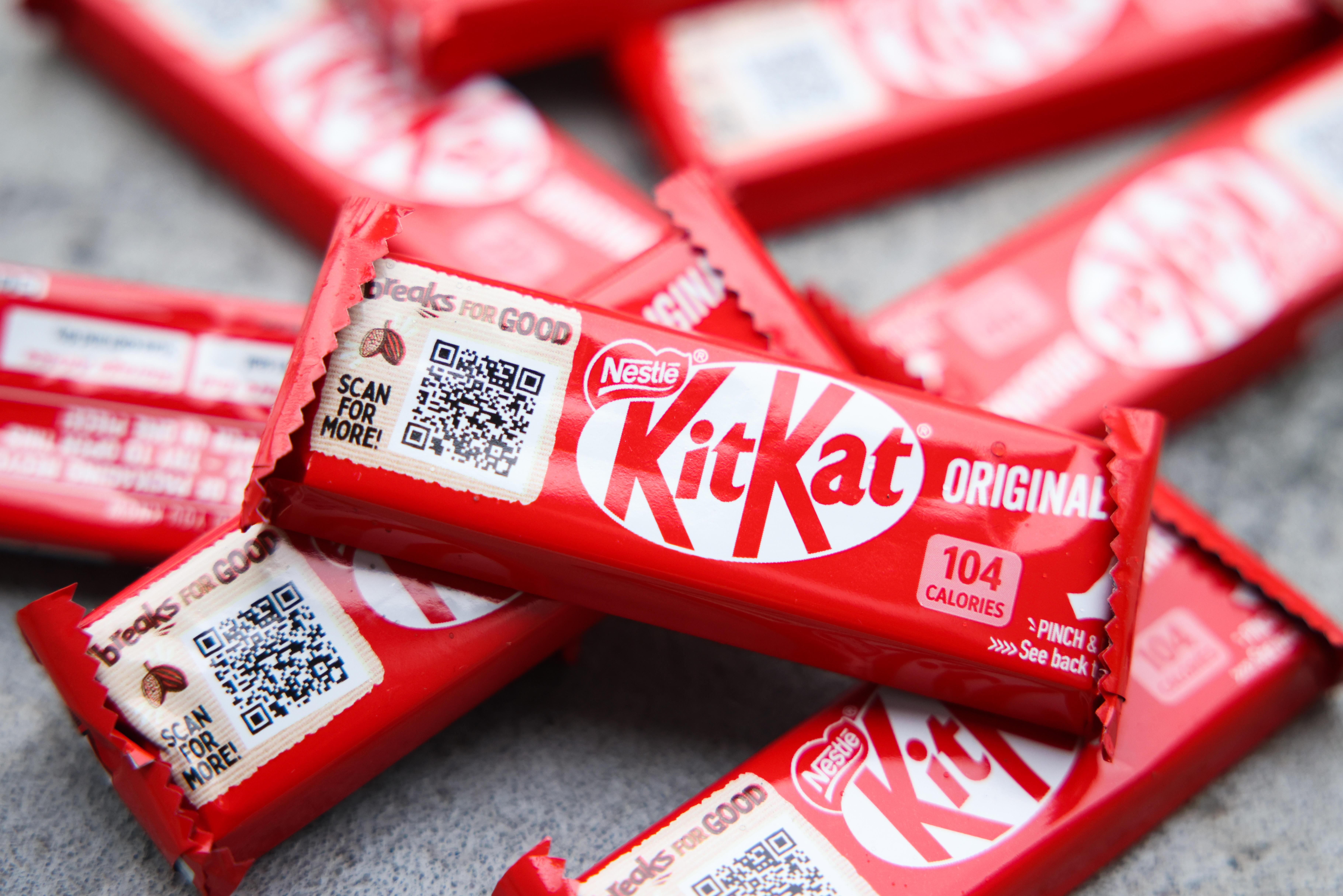 Mehrere Kitkat-Schokoriegel liegen auf einem Haufen.