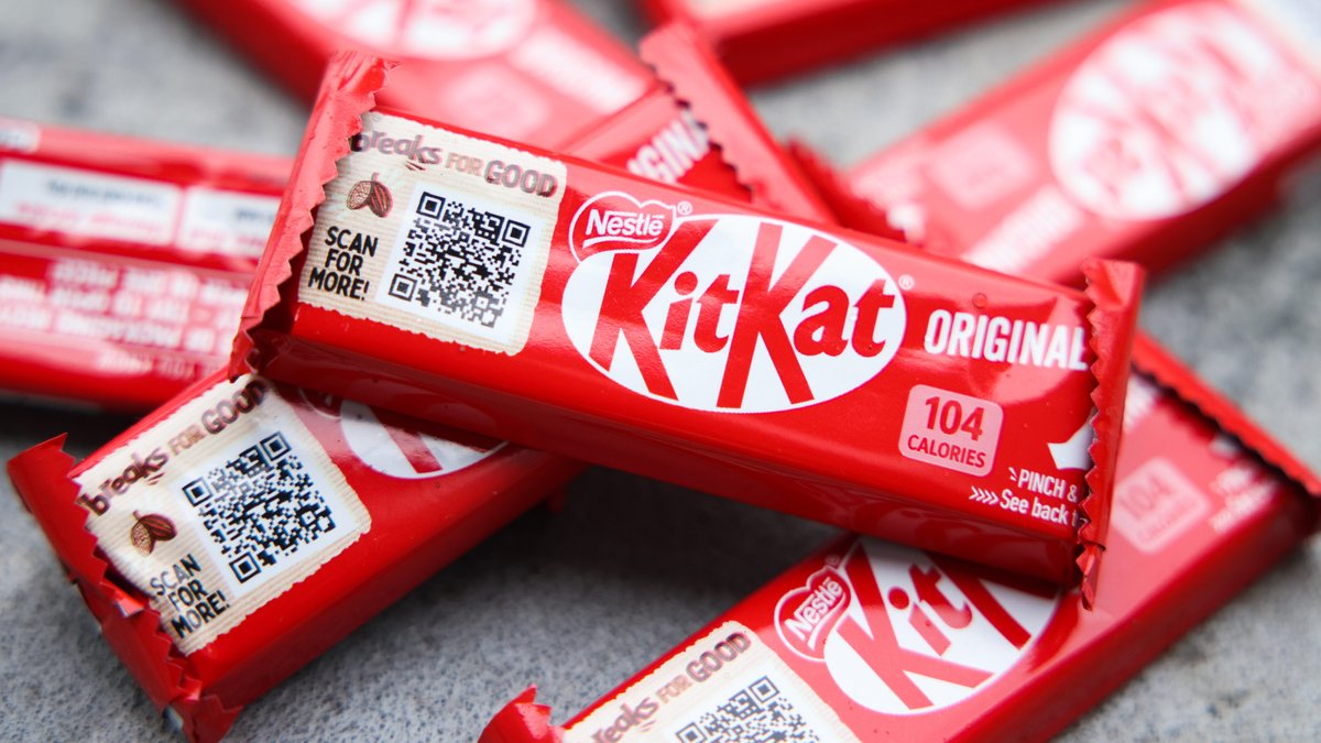 Mehrere Kitkat-Schokoriegel liegen auf einem Haufen.