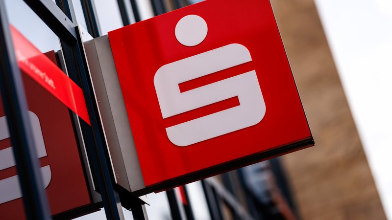 Das Logo der Sparkasse. | Bild: picture alliance / dpa | Matthias Balk Das Logo der Sparkasse.