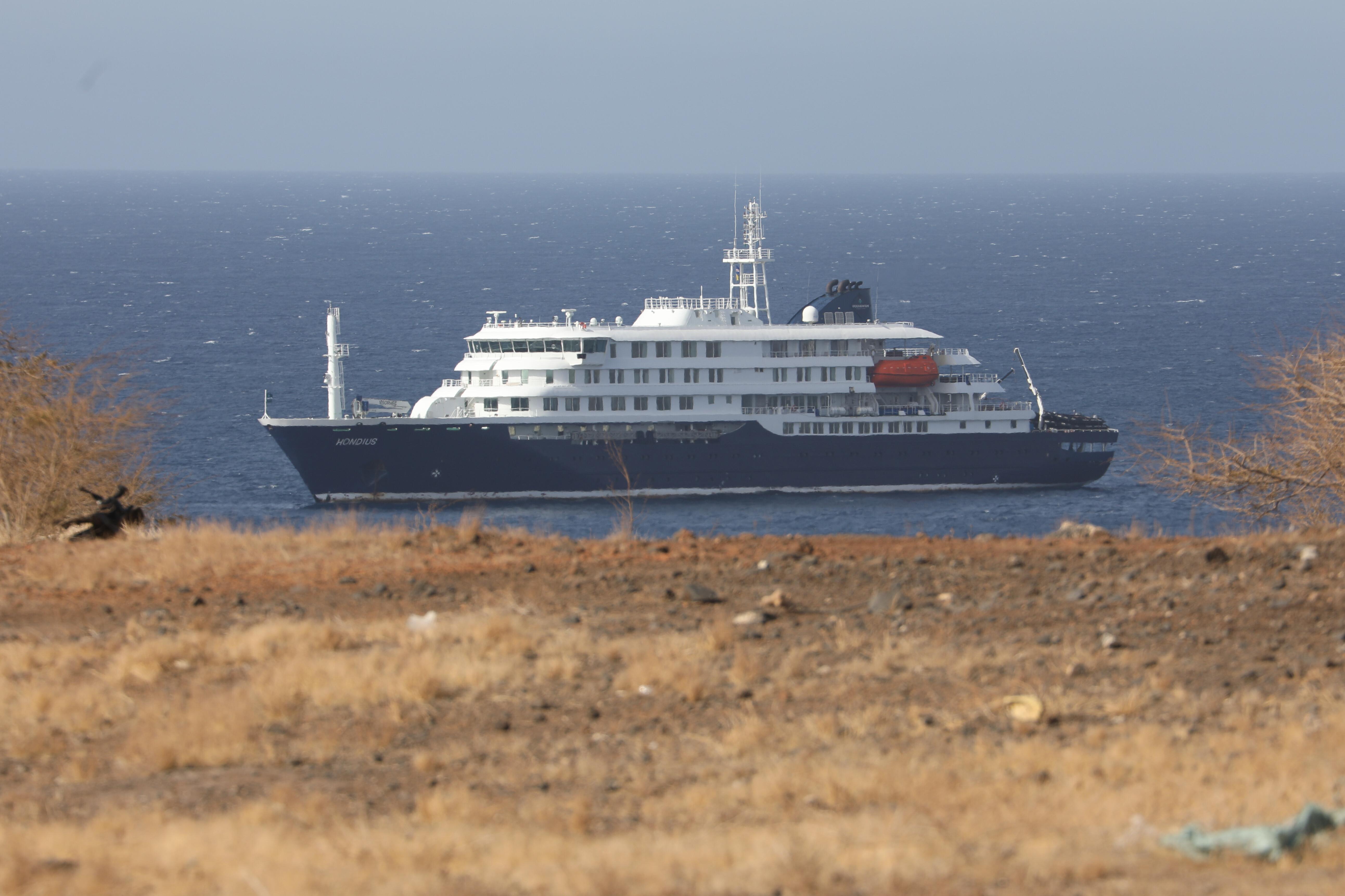 Das betroffene Kreuzfahrtschiff mit insgesamt knapp 150 Menschen an Bord ankerte tagelang vor Kap Verde.