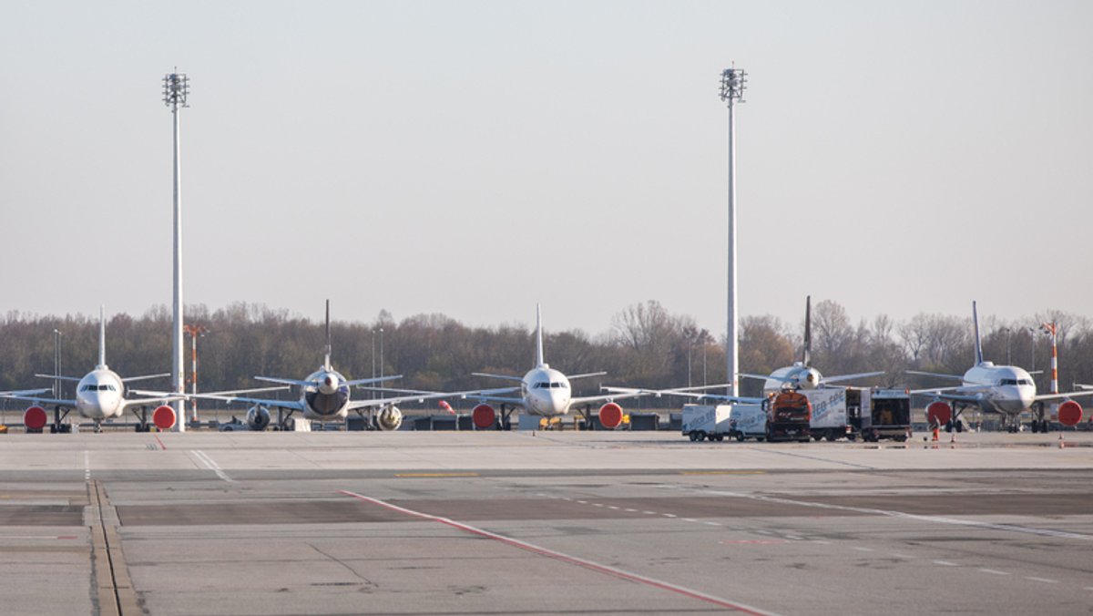 Flugzeuge stehen am Flughafen München