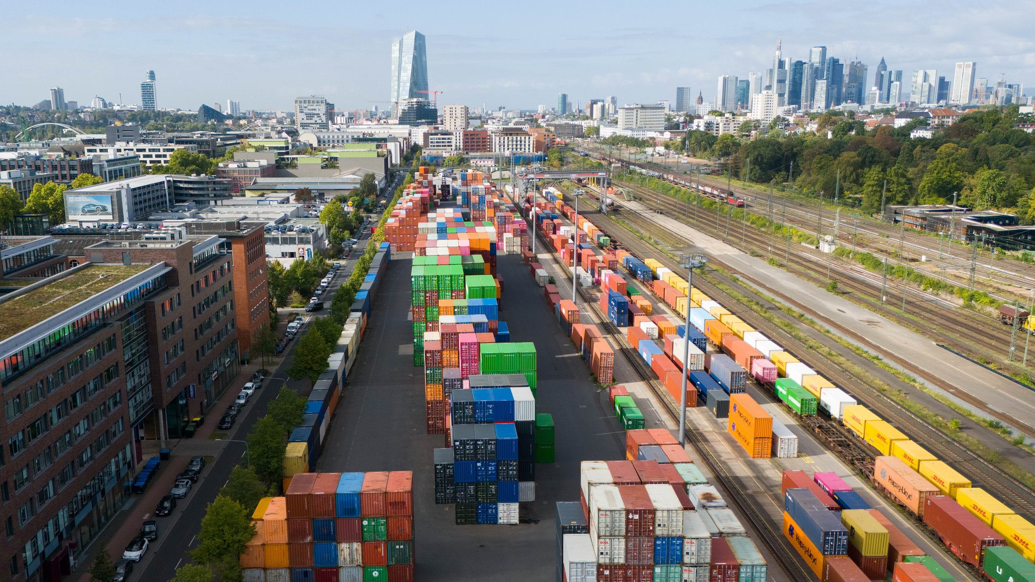 Container neben Schienen, im Hintergrund die Skyline von Frankfurt/Main
