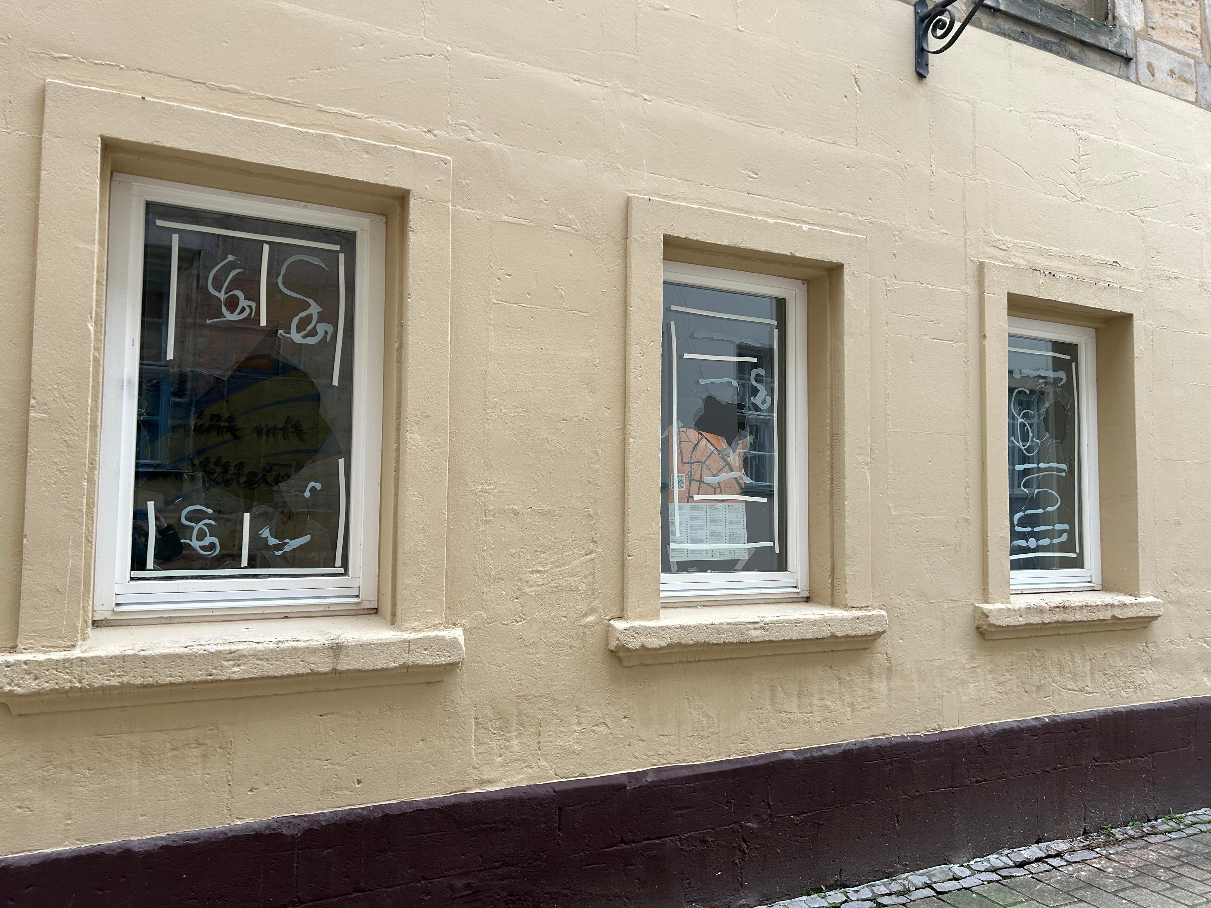 Blick auf zwei eingeschlagene Fensterscheiben.